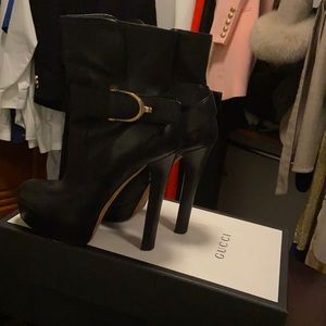 Gucci boots size 7/37 black ,very good condition,no coming with box